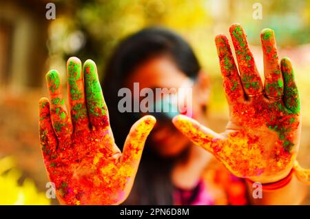 Colore Holi nelle mani della ragazza Foto Stock