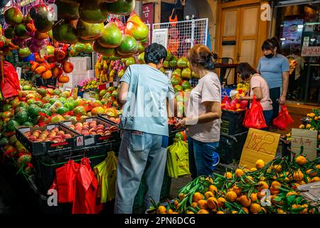Chinatown Street Market durante il Capodanno cinese. E' un luogo popolare da visitare a Singapore. Foto Stock