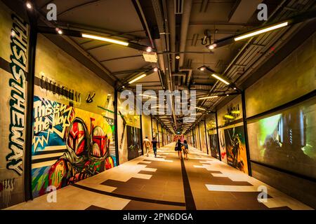 Splendido passaggio sotterraneo che collega la MRT del Municipio al Funan Mall di Singapore. Foto Stock