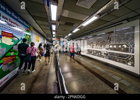 Splendido passaggio sotterraneo che collega la MRT del Municipio al Funan Mall di Singapore. Foto Stock