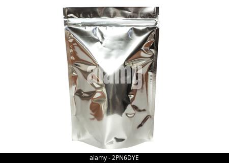 Sacchetto in lamina di argento vuoto isolato su sfondo bianco. Collezione modello di imballaggio con percorso di ritaglio incluso. Caffè metallico in alluminio Foto Stock