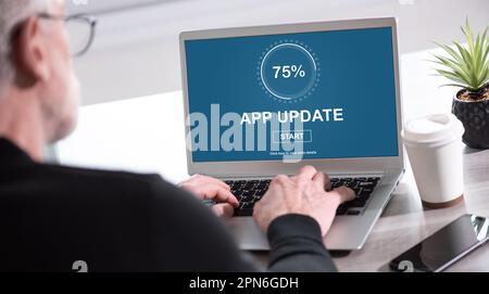 Schermo del laptop che visualizza un concetto di aggiornamento delle applicazioni Foto Stock