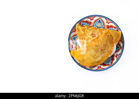 Tradizionale cachapa di manzo venezuelano isolato su sfondo bianco Foto Stock