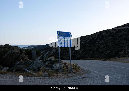 IOS, Grecia - 24 maggio 2021 : Vista dei cartelli stradali che indicano le due diverse direzioni per la spiaggia di Magganari in Grecia Foto Stock