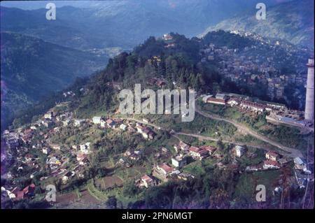 Gangtok è la capitale dello stato montagnoso dell'India settentrionale del Sikkim. Ganesh Tok è un tempio indù situato a Gangtok. Ganesh Tok è un piccolo tempio con punto di vista a Gangtok. Situato sulla cima di una collina, il luogo pittoresco ha una vista mozzafiato - la collina di Kanchenjunga può essere ... Foto Stock