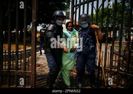 Kathmandu, Nepal. 17th Apr, 2023. La polizia detenere le vittime del prestito sharking dopo una protesta contro il governo che chiede la giustizia dopo l'arrivo nella capitale a piedi nudi a piedi nudi per più di 11 giorni a Kathmandu, Nepal Lunedi, 17 aprile 2023. (Credit Image: © Skanda Gautam/ZUMA Press Wire) SOLO PER USO EDITORIALE! Non per USO commerciale! Foto Stock