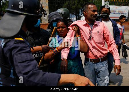 Kathmandu, Nepal. 17th Apr, 2023. Il personale della polizia scortisce le vittime ferite di affaratura di prestito verso il furgone della polizia dopo una protesta contro il governo che chiede giustizia dopo l'arrivo nella capitale a piedi nudi per più di 11 giorni a Kathmandu, Nepal Lunedi, 17 aprile 2023. (Credit Image: © Skanda Gautam/ZUMA Press Wire) SOLO PER USO EDITORIALE! Non per USO commerciale! Foto Stock