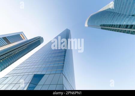 Area commerciale Cuatro Torres a Madrid con cielo blu, spagna Foto Stock