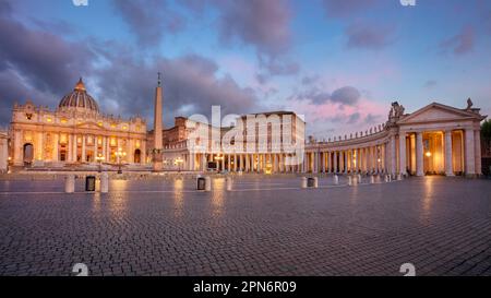 Città del Vaticano, Roma, Italia. Immagine del paesaggio urbano della Basilica illuminata di San Pietro e di San Piazza Pietro, Città del Vaticano, Roma, Italia all'alba. Foto Stock