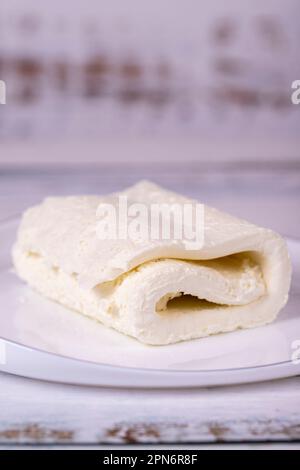 Crema di mucca per colazione. Crema coagulata fresca e biologica o crema al burro. Prodotto lattiero-caseario. Primo piano Foto Stock