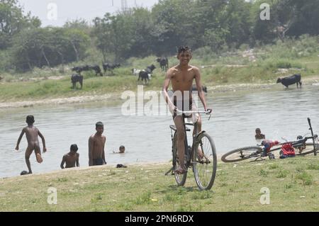 Delhi orientale, Delhi, India. 17th Apr, 2023. Battere il fuoco . Bambini di slum fare un tuffo fresco nello stagno prima di andare a scuola per le lezioni pomeridiane nel calore bruciante, (Credit Image: © Ravi Batra/ZUMA Press Wire) USO EDITORIALE SOLO! Non per USO commerciale! Foto Stock