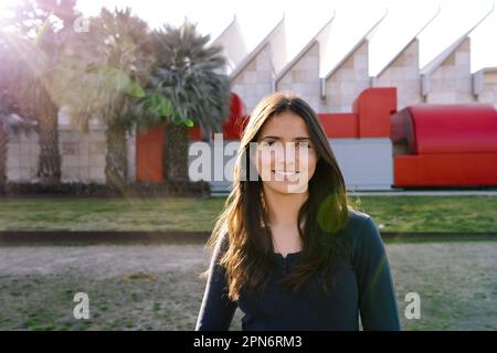 La ragazza adolescente sorride mentre sta levandosi in piedi davanti a LACMA Foto Stock