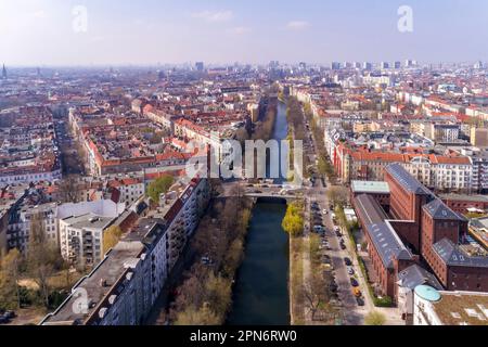 Veduta aerea del canale Landwehr a Kreuzberg, Berlino, Germania Foto Stock