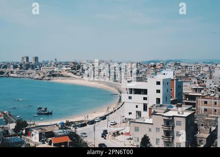 Questa splendida immagine mostra una scena costiera con una baia curva Foto Stock