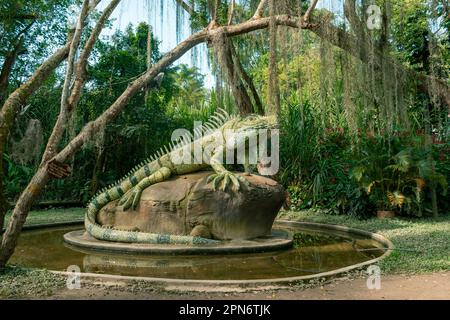 iguana iguanidae scultura nel parco gallinerale di san gil colombia Foto Stock