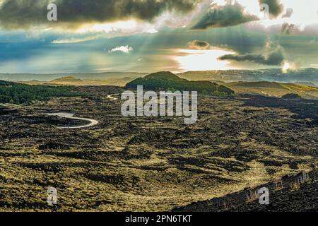 Veduta aerea della strada sulle pendici del vulcano Etna. Terra vulcanica. Sabbia vulcanica nera. Parco Nazionale dell'Etna, Sicilia, Italia, Europa Foto Stock