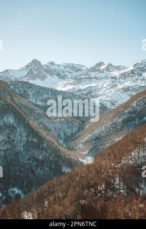 Vista sulla catena montuosa innevata dei Pirenei Foto Stock