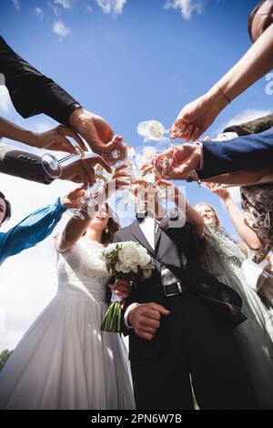 gli ospiti del matrimonio potranno sorseggiare un bicchiere di champagne Foto Stock