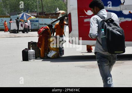 Delhi orientale, Delhi, India. 17th Apr, 2023. I passeggeri stanno raggiungendo la stazione ferroviaria di Delhi Anand Vihar per prendere il treno per il luogo nativo, in caldo bruciante, il giorno più caldo di aprile (immagine di credito: © Ravi Batra/ZUMA Press Wire) USO EDITORIALE SOLO! Non per USO commerciale! Foto Stock