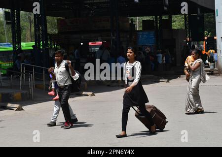 Delhi orientale, Delhi, India. 17th Apr, 2023. I passeggeri stanno raggiungendo la stazione ferroviaria di Delhi Anand Vihar per prendere il treno per il luogo nativo, in caldo bruciante, il giorno più caldo di aprile (immagine di credito: © Ravi Batra/ZUMA Press Wire) USO EDITORIALE SOLO! Non per USO commerciale! Foto Stock