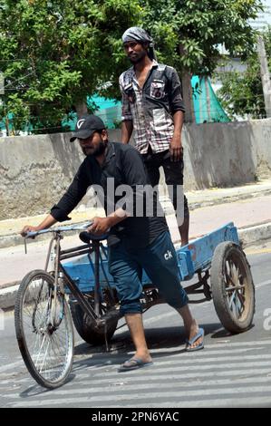 Delhi orientale, Delhi, India. 17th Apr, 2023. Labourer, in calore bruciante, il giorno più caldo di aprile (Credit Image: © Ravi Batra/ZUMA Press Wire) SOLO PER USO EDITORIALE! Non per USO commerciale! Foto Stock