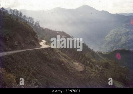 Gangtok è la capitale dello stato montagnoso dell'India settentrionale del Sikkim. Ganesh Tok è un tempio indù situato a Gangtok. Ganesh Tok è un piccolo tempio con punto di vista a Gangtok. Situato sulla cima di una collina, il luogo pittoresco ha una vista mozzafiato - la collina di Kanchenjunga può essere ... Foto Stock