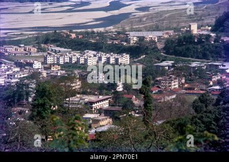 Affacciato sulla città di Phuentsholing, Kharbandi Gompa con i suoi vivaci colori gleams in cima, offre una vista panoramica delle colline del Bhutan e delle pianure indiane. Phuentsholing è situato nella parte occidentale del Bhutan e circa 250 chilometri da Thimphu. È una piccola e bellissima città. Il Kharbandi Goenpa è uno dei luoghi di interesse più famosi di Phuentsholing. Fu costruita nel 1967 dalla nonna reale, Ashi Phuntsho Choedron. Foto Stock