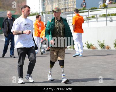 LVIV, UCRAINA - 14 APRILE 2023 - Un uomo con le gambe protesiche arriva per l'apertura del Centro medico di riabilitazione e di Prostetica dei superumani, Foto Stock