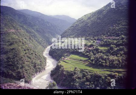 Yamunotri, anche Jamnotri, è la sorgente del fiume Yamuna e la sede della dea Yamuna nell'Induismo. Si trova ad un'altitudine di 3.293 metri. Yamunotri fa parte di Char Dham (insieme a Gangri, Kedarnath e Badrinath), i quattro pellegrinaggi indù più venerati nell'Himalaya. Il santuario sacro di Yamunotri, sorgente del fiume Yamuna, è il santuario più occidentale dell'Himalaya di Garhwal, Foto Stock