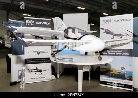 Aeroporto di Farnborough, Hampshire, Regno Unito. 17th Apr, 2023. I leader e le aziende del settore aerospaziale si sono riuniti al Farnborough International Exhibition & Conference Centre per concentrarsi sull'obiettivo di accelerare i progressi globali verso un'aviazione netta pari a zero entro il 2050. Gli altoparlanti e i display Keynote hanno evidenziato gli sviluppi nei motori elettrici e nei carburanti alternativi per sostituire i motori aerodinamici tradizionali, nonché i cambiamenti operativi per ridurre l'impatto sul clima. Velivolo elettrico Skyfly Axe Foto Stock