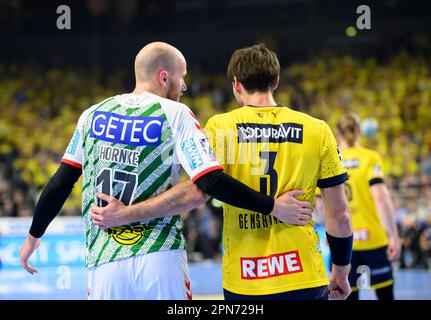 Da sinistra a destra Tim HORNKE (MD), Uwe GENSHEIMER (RNL) ARM in ARM fair play, final, Rhein-Neckar Loewen (RNL) vs SC Magdeburg (MD) 36:24 NS, il 16th aprile 2023 Handball DHB Cup Final Four 2023, dal 15th aprile al 16th aprile 2023 a Colonia/Germania. Foto Stock