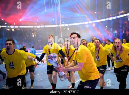 Jubilation Team RNL con la DHB Cup tenuta da Patrick GROETZKI (RNL), finale, Rhein-Neckar Loewen (RNL) vs SC Magdeburg (MD) 36:24 NS, il 16th aprile 2023 Handball DHB Cup Final Four 2023, dal 15th al 16th .2023 aprile a Colonia/Germania. Foto Stock