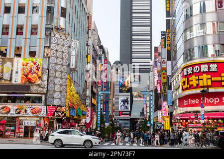 Aprile 2023, Kabukicho e Godzilla Road a Shinjuku con Godzilla al 8th ° piano dell'Hotel Gracery, Tokyo, Giappone, Asia Foto Stock