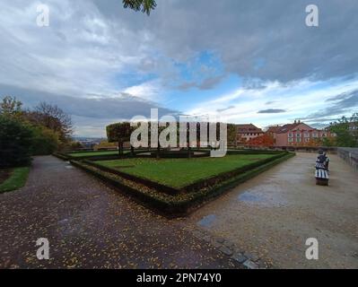 Giardino ben curato e rifinito con forme circolari e frome di alberi e cespugli Foto Stock