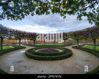 Giardino ben curato e rifinito con forme circolari e frome di alberi e cespugli Foto Stock