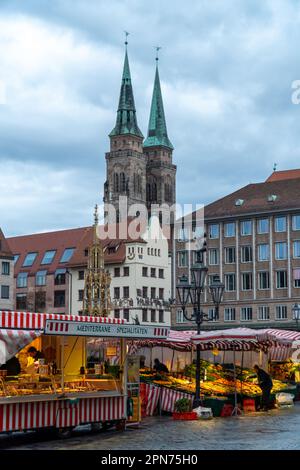 NORIMBERGA, GERMANIA – 22 NOVEMBRE 2022: Il principale mercato stradale hauptmarkt di Norimberga, Germania. Decorato con belle luci di notte. Foto Stock