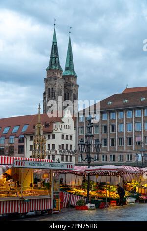 NORIMBERGA, GERMANIA – 22 NOVEMBRE 2022: Il principale mercato stradale hauptmarkt di Norimberga, Germania. Decorato con belle luci di notte. Foto Stock