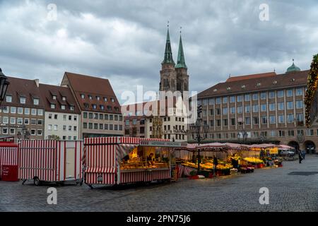 NORIMBERGA, GERMANIA – 22 NOVEMBRE 2022: Il principale mercato stradale hauptmarkt di Norimberga, Germania. Decorato con belle luci di notte. Foto Stock