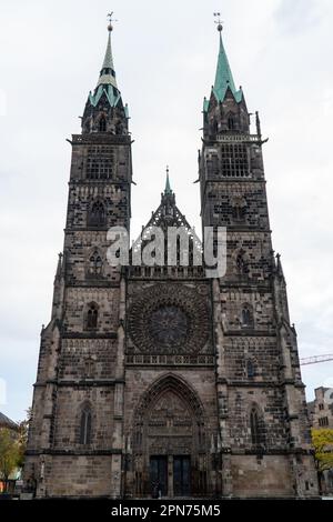 NORIMBERGA, GERMANIA – 22 NOVEMBRE 2022: La gigantesca Lorenzkirche, conosciuta anche come Chiesa di San Lorenzo, si trova sulla strada pedonale principale di Norimberga Foto Stock