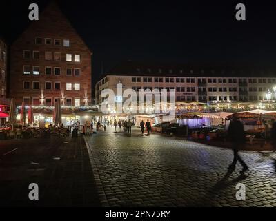 NORIMBERGA, GERMANIA – 21 NOVEMBRE 2022: Il principale mercato stradale hauptmarkt di Norimberga, Germania. Decorato con belle luci di notte. Foto Stock