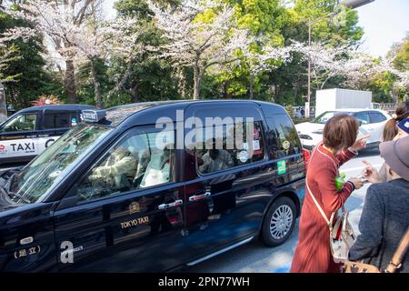 Aprile 2023 Tokyo, Toyota JPN ibrido taxi nero creduto di essere modellato sulla London Black Cab, strade di Tokyo, Giappone, Asia Foto Stock