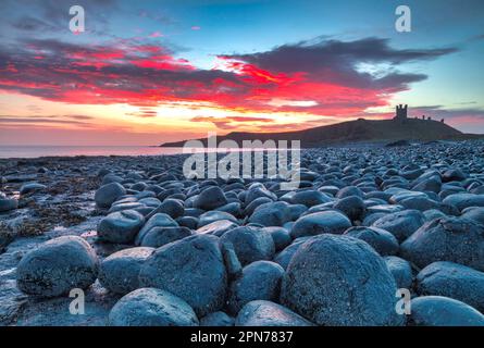 Vista all'alba del castello di Dunstanburgh guardando verso sud verso Croster a Northumberland, Inghilterra, Regno Unito Foto Stock