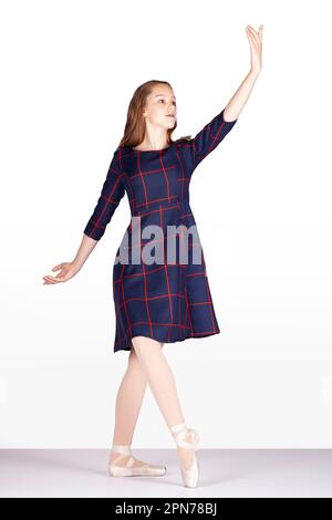 Blu Tartan abito balletto regale guardare in alto a destra o scena sinistra metafora o simbolo per il culto, facendo un ingresso, lodare giovane ballerina balletto femminile Foto Stock