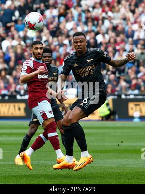 Gabriel Magalhaes dell'Arsenal durante la partita di calcio della Premier League inglese tra il West Ham United e l'Arsenal allo stadio di Londra, Londra, il 16 aprile Foto Stock