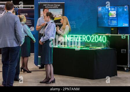Aeroporto di Farnborough, Hampshire, Regno Unito. 17th Apr, 2023. I RAF hanno volato aerei alimentati da una miscela di Sustainable Aviation Fuel (SAF). Realizzato con materie prime sostenibili a base di rifiuti, come l'olio da cucina usato, il SAF riduce le emissioni di carbonio del ciclo di vita fino al 80% rispetto al carburante per getto tradizionale. Il RAF si propone di raggiungere lo zero netto entro il 2040. Stand al Sustainable Skies World Summit, Farnborough Foto Stock
