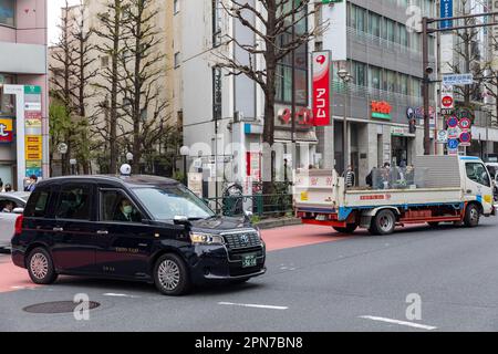 Aprile 2023 Tokyo, Toyota JPN ibrido taxi nero creduto di essere modellato sulla London Black Cab, strade di Tokyo, Giappone, Asia Foto Stock