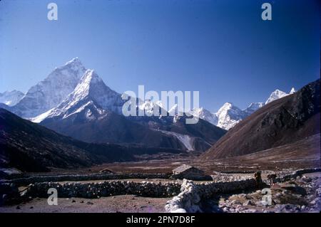 L'Himalaya, o Himalaya, è una catena montuosa in Asia, che separa le pianure del subcontinente indiano dall'altopiano tibetano. La gamma ha alcune delle vette più alte della Terra, tra cui il più alto, il Monte Everest. Queste montagne, chiamate terzo Polo, sono la fonte di alcuni dei maggiori fiumi asiatici e contribuiscono anche a regolare il clima del nostro pianeta. La regione indiana dell'Himalaya è distribuita in 13 stati indiani/territori dell'Unione (Jammu e Kashmir, Ladakh, Uttarakhand, Himachal Pradesh, Arunachal Pradesh, Manipur, Meghalaya, Mizoram, Nagaland, Sikkim, Tripura, Assam e W.B Foto Stock