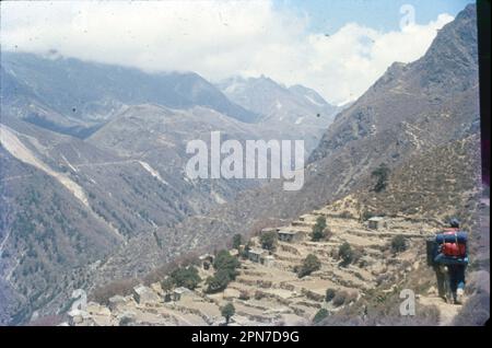 L'Himalaya, o Himalaya, è una catena montuosa in Asia, che separa le pianure del subcontinente indiano dall'altopiano tibetano. La gamma ha alcune delle vette più alte della Terra, tra cui il più alto, il Monte Everest. Queste montagne, chiamate terzo Polo, sono la fonte di alcuni dei maggiori fiumi asiatici e contribuiscono anche a regolare il clima del nostro pianeta. La regione indiana dell'Himalaya è distribuita in 13 stati indiani/territori dell'Unione (Jammu e Kashmir, Ladakh, Uttarakhand, Himachal Pradesh, Arunachal Pradesh, Manipur, Meghalaya, Mizoram, Nagaland, Sikkim, Tripura, Assam e W.B Foto Stock