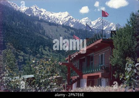 Manali è una località turistica ad alta quota dell'Himalaya, nello stato settentrionale dell'Himachal Pradesh. Ha una reputazione come centro di backpacking e destinazione di luna di miele. Situato sul fiume Beas, Foto Stock