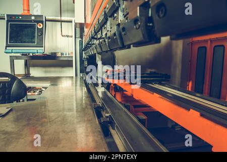 Piegatrice CNC industriale nello stabilimento di produzione. Macchinari e attrezzature professionali per la lavorazione dei metalli. Foto Stock